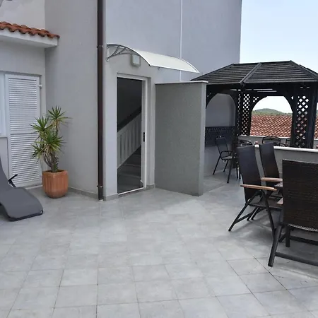 Pina Nicos 2-4 Pers Tisno