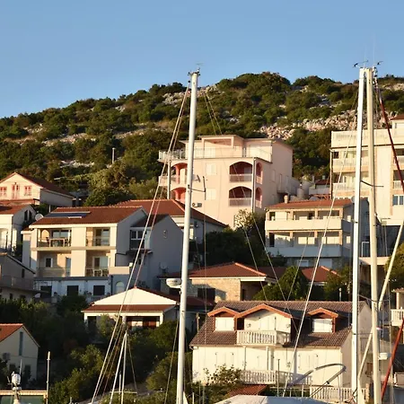 Pina Nicos 2-4 Pers Apartman Tisno