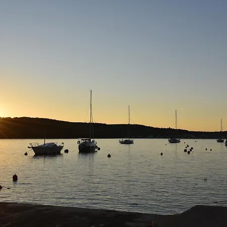 Pina Nicos 2-4 Pers * Tisno