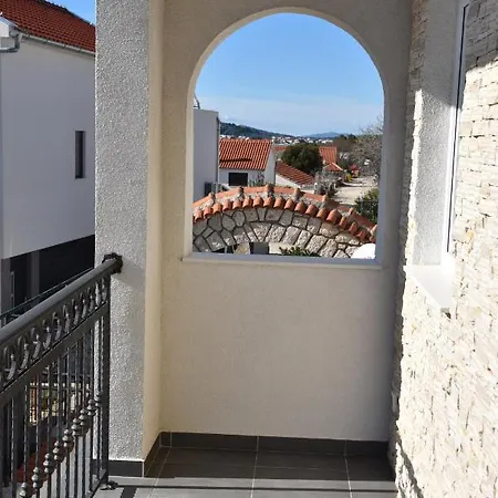 Pina Nicos 2-4 Pers *