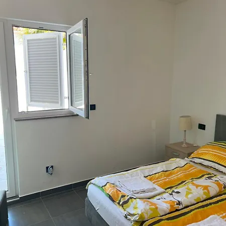 Pina Nicos 2-4 Pers Tisno