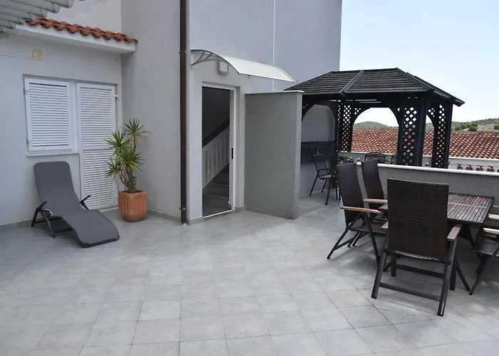 Pina Nicos 2-4 Pers Tisno