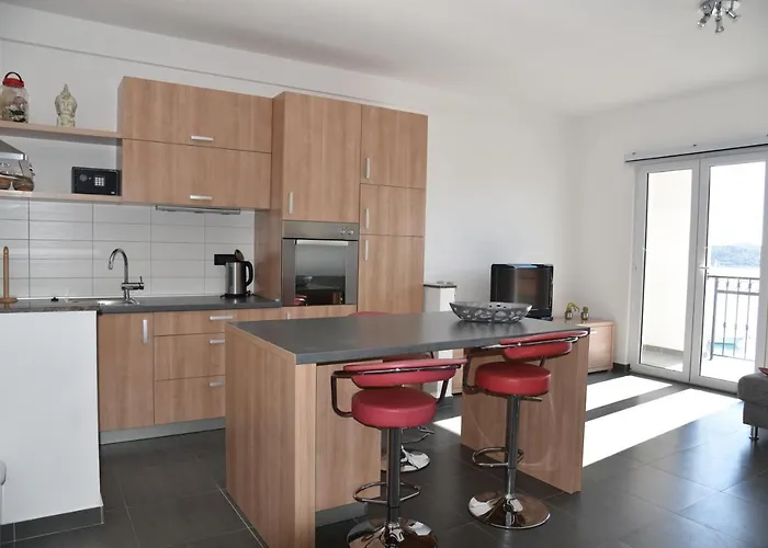 Pina Nicos 2-4 Pers *